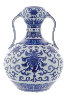 Vase that was likely gifted by Qianlong Emperor breaks Irish record at auction