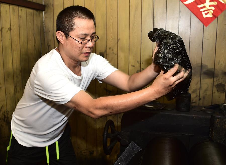 Ink-making artist Chen Jhun-Tien in SE China