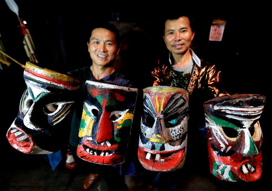 Miao craftsman passes on Manggao mask-making techniques