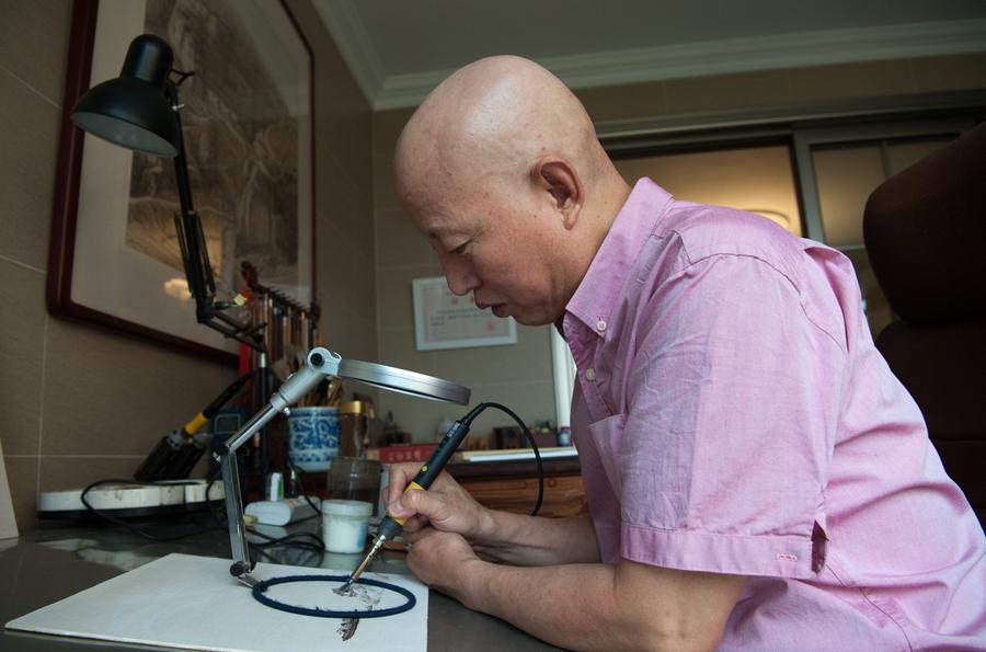 Hebei artist dedicated to pyrography art