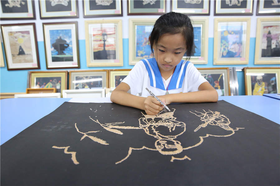 Students make eggshell paintings to remember war heroes