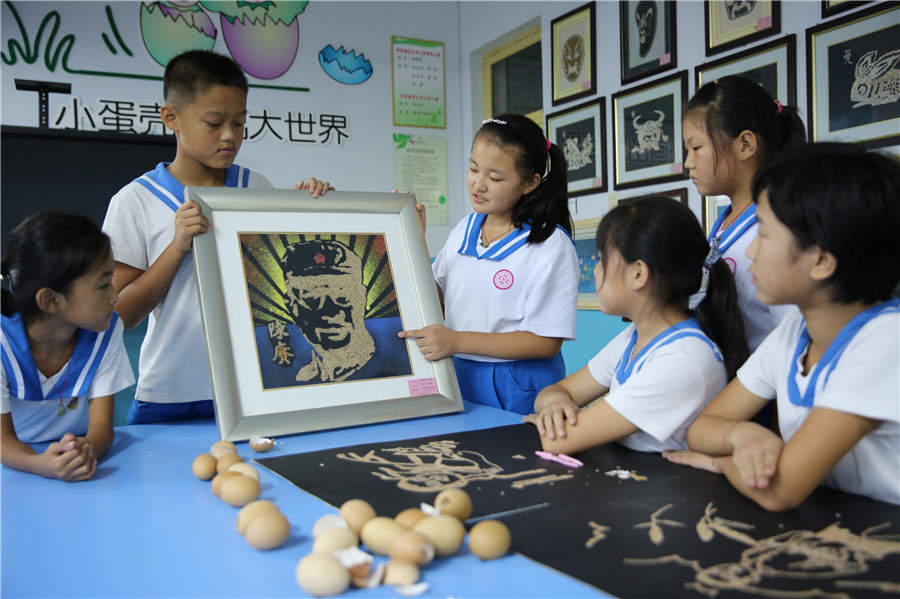 Students make eggshell paintings to remember war heroes
