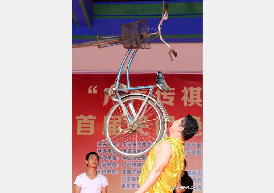 Folk artists showcase skills, stunts during competition in Shandong