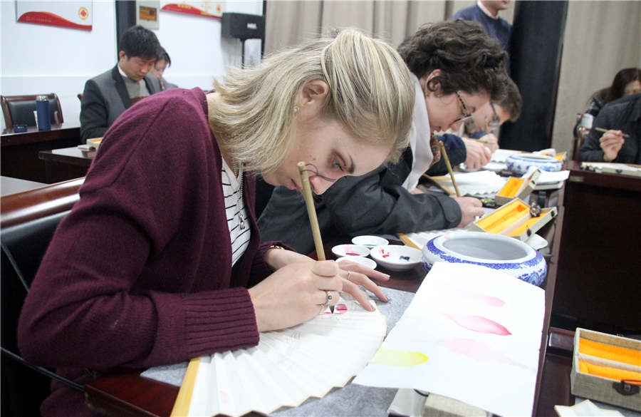 Foreigners experience Chinese fan art in Suzhou