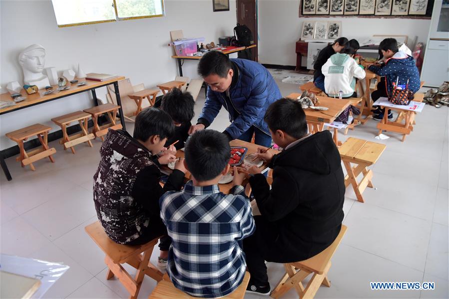Students learn shell paintings in school of Jiangxi