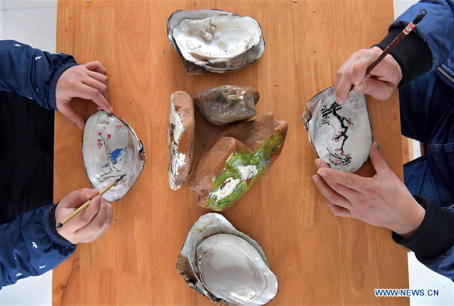 Students learn shell paintings in school of Jiangxi