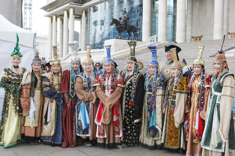 Mongolian Clothing Festival held in Ulan Bator |<!-- ab 17042700  -->Heritage<!-- ae 17042700 --> |chinadaily.com.cn