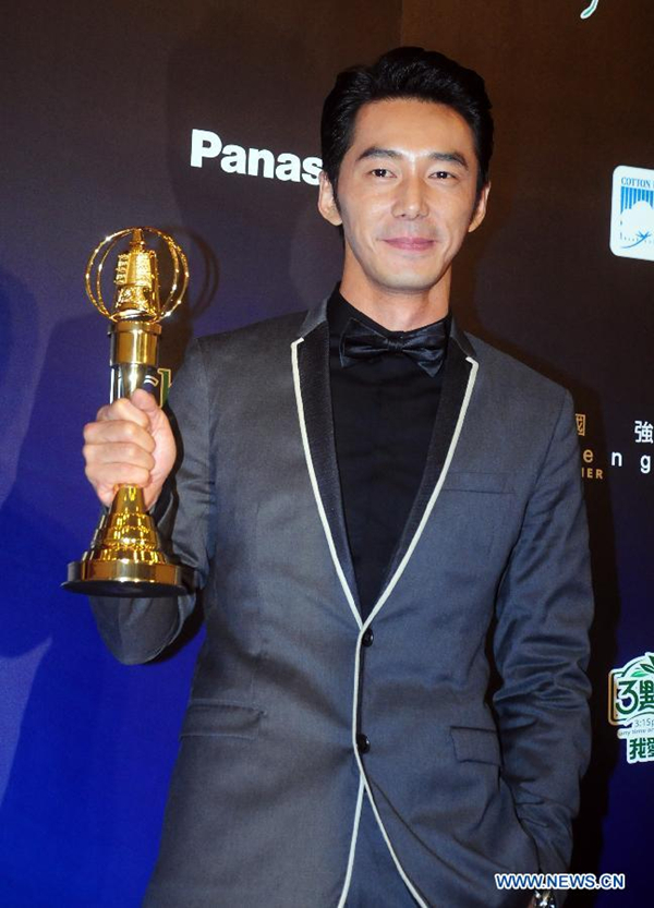 Celebrities pose for 48th Golden Bell Awards
