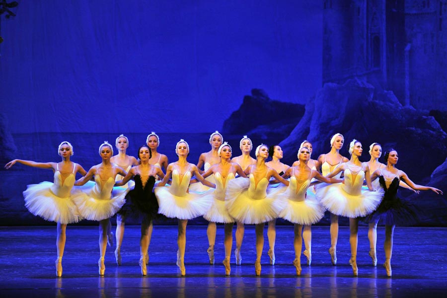 Ukraine ballet troupe brings Swan Lake to Nanning