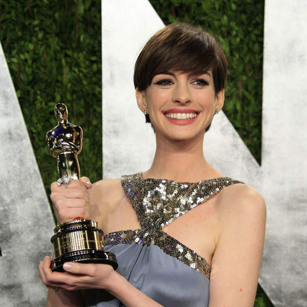 Anne Hathaway to present Oscar award
