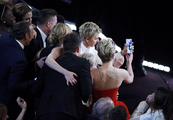 DeGeneres' selfie crashes Twitter