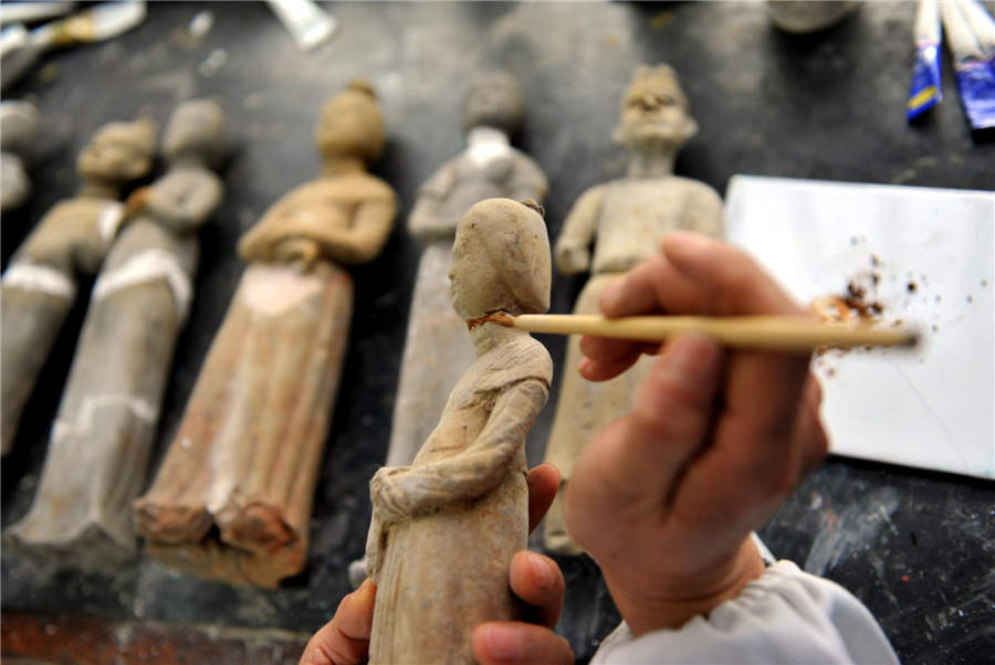 The art of restoring terracotta figurines