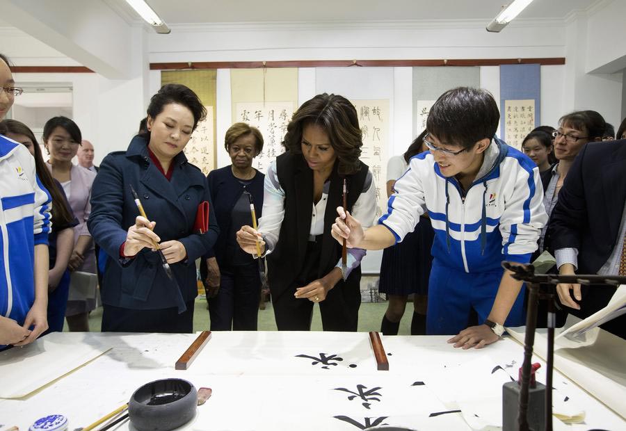 Peng Liyuan meets with Michelle Obama