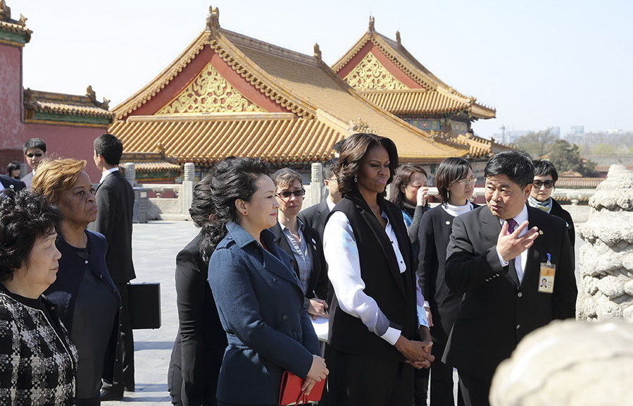 Peng Liyuan meets with Michelle Obama