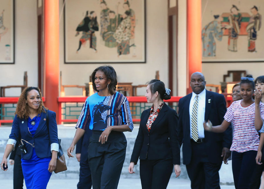 First lady takes in some Peking Opera