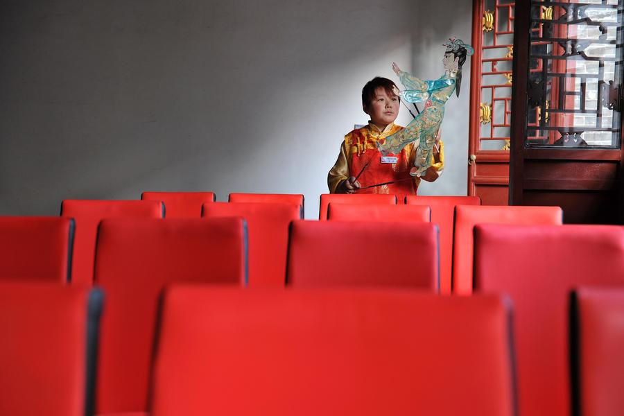 Special shadow puppet troupe in Pingyao