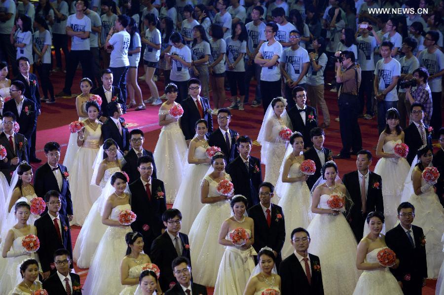 Alumni of Zhejiang University attend group wedding