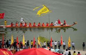 Mainlanders enjoy Dragon Boat Festival in Taiwan