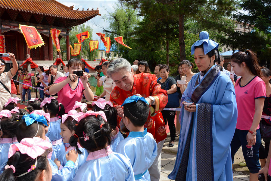 Children attend First Writing ceremony at Confucius Temple
