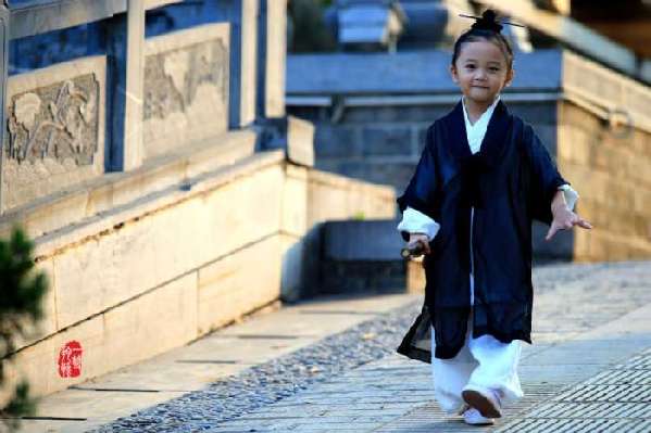 Cute photos of a little Taoist nun