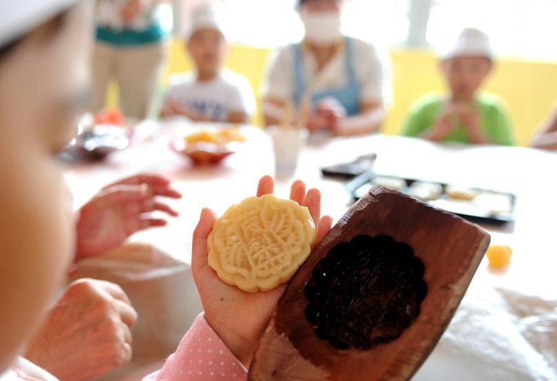 Children make mooncakes to celebrate Mid-Autumn Festival