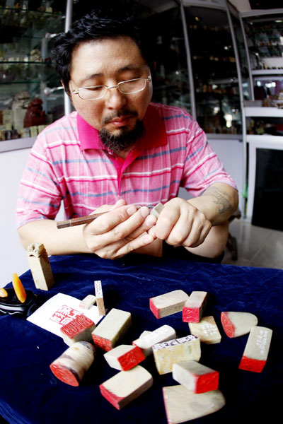 Man continues stamp carving despite struggling business