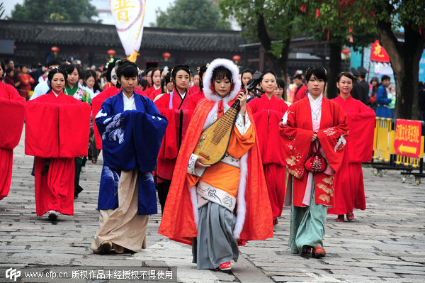 Han costumes parade in Xitang ancient town