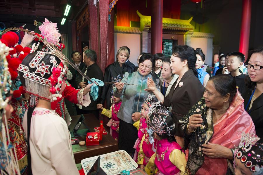 Peng Liyuan hosts museum tour for foreign leaders' wives