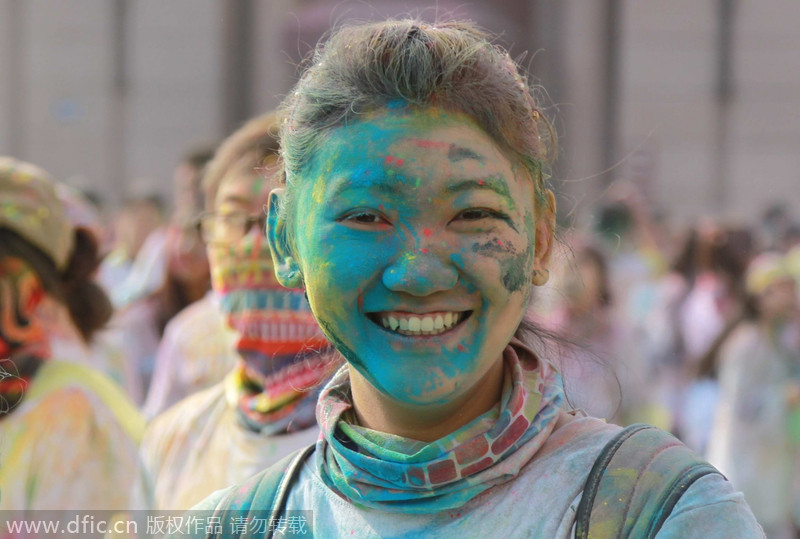 Runners take part in color run in China's Dalian