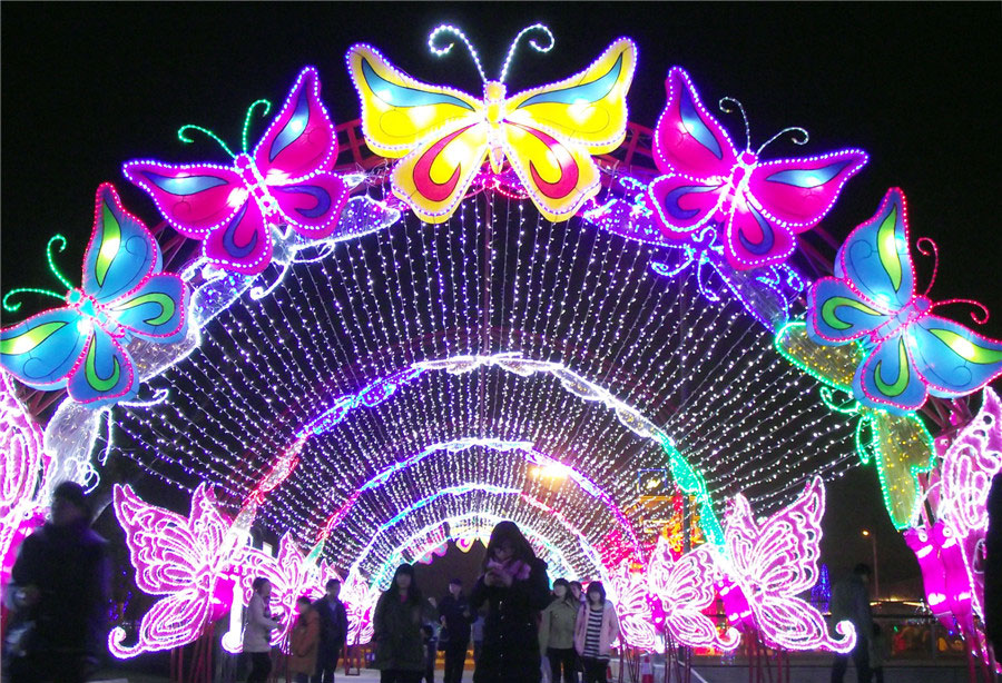 Festival lanterns embrace New Year's Day in E China