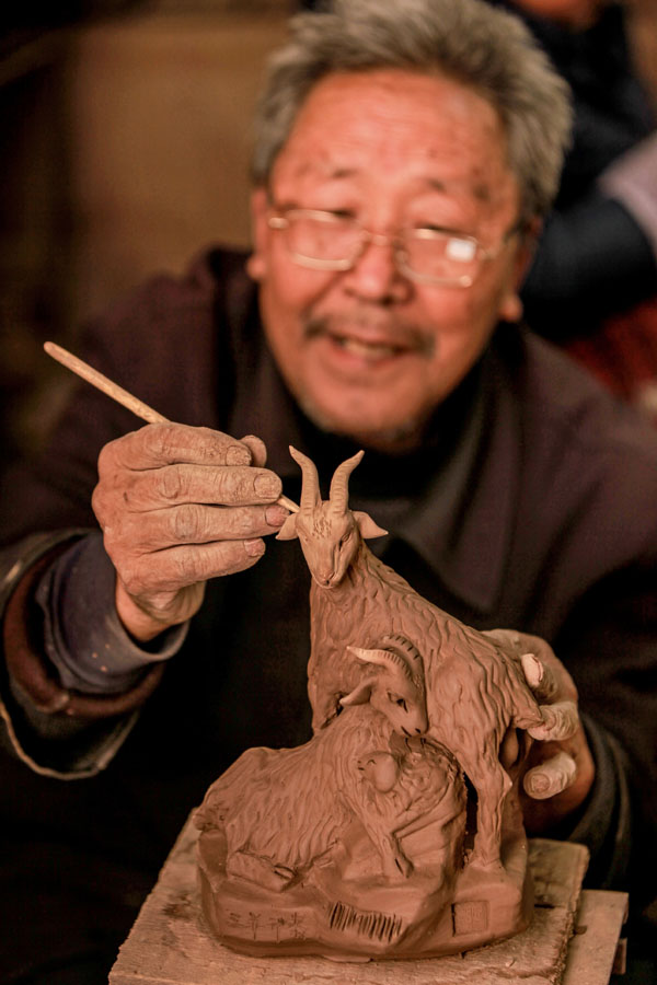 Artists create colorful, beautiful sculpture 'clay coo-coo' in Henan