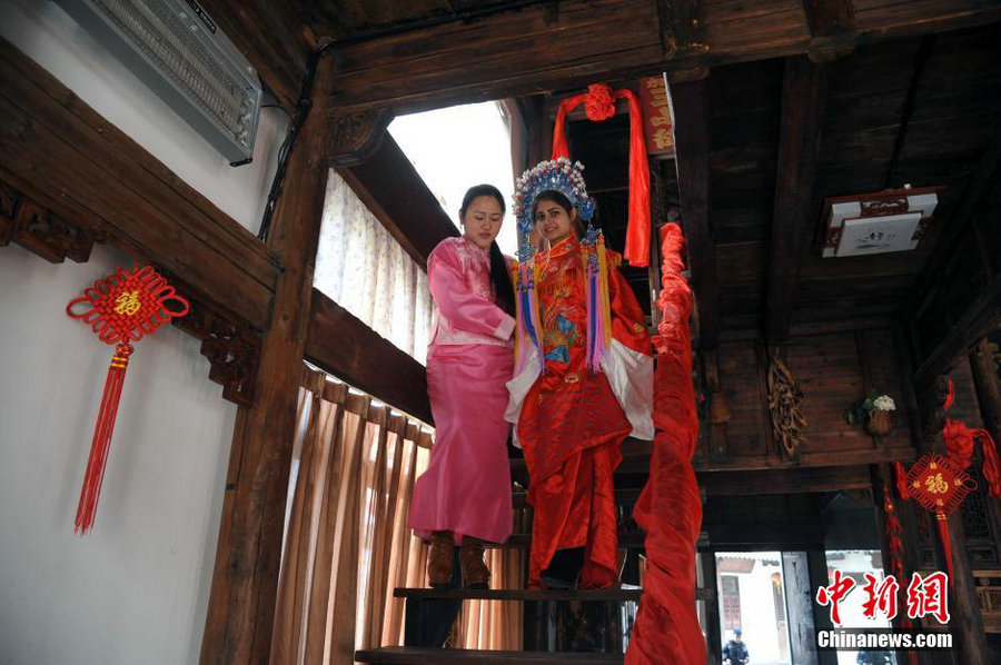 Foreign students experience Qing-style wedding ceremony