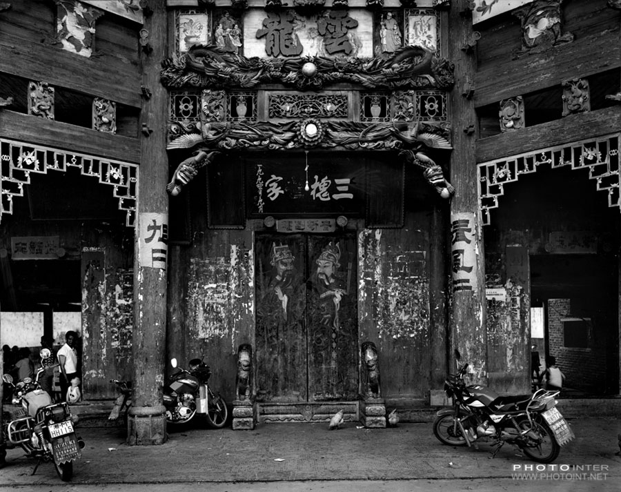 Ancestral temples and door gods of Chinese folk culture