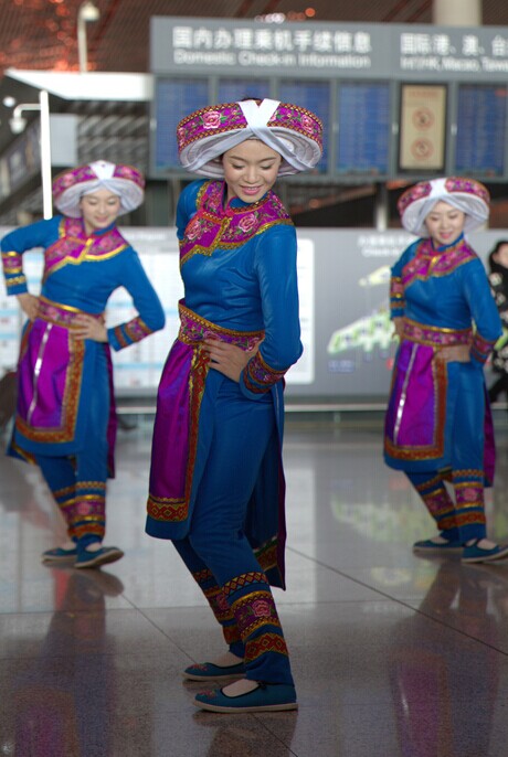 Folk dancing flash mob hits Beijing airport