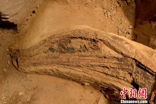 Most complete ancient crossbow unearthed with terracotta army