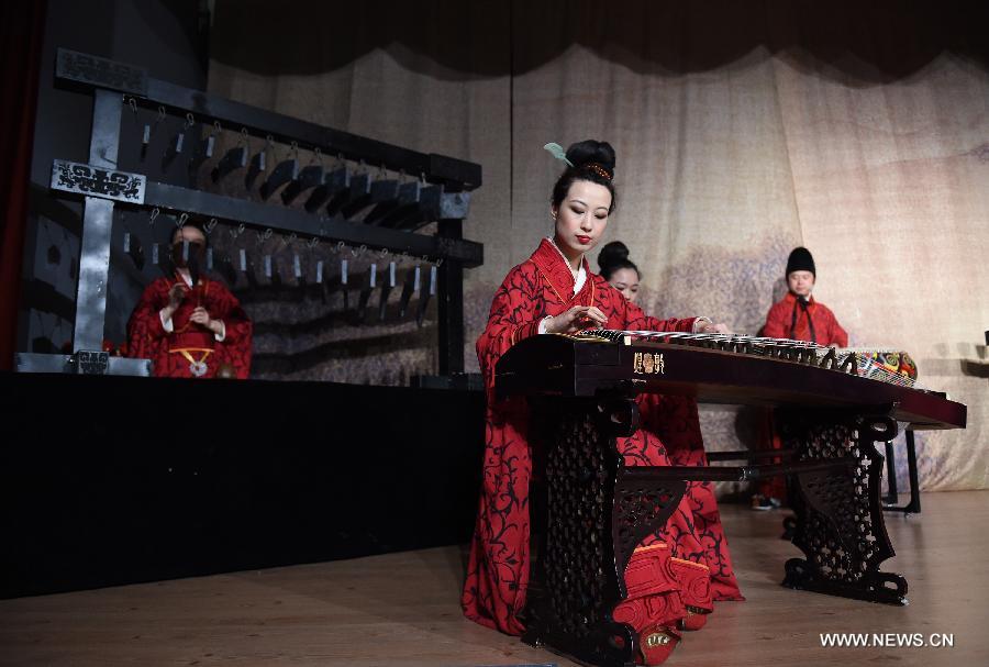 Chinese ancient music performance attracts crowds in Turkey