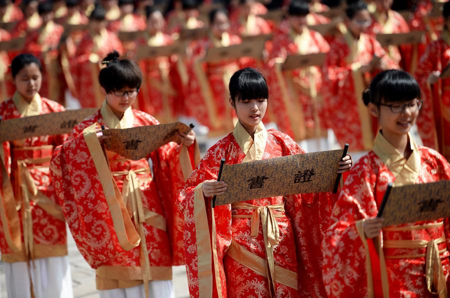 Over 1,000 students attend traditional adult ceremony in NW China