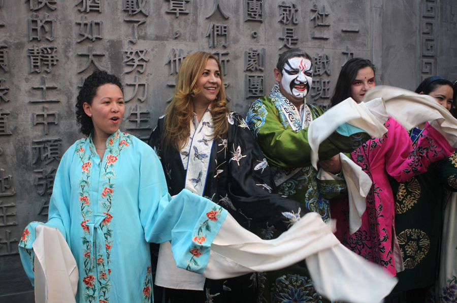 Expats experience Peking Opera in Beijing