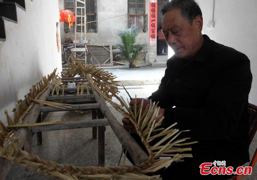 Man builds dragon with 83,600 pieces of straw