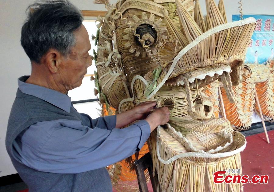 Man builds dragon with 83,600 pieces of straw