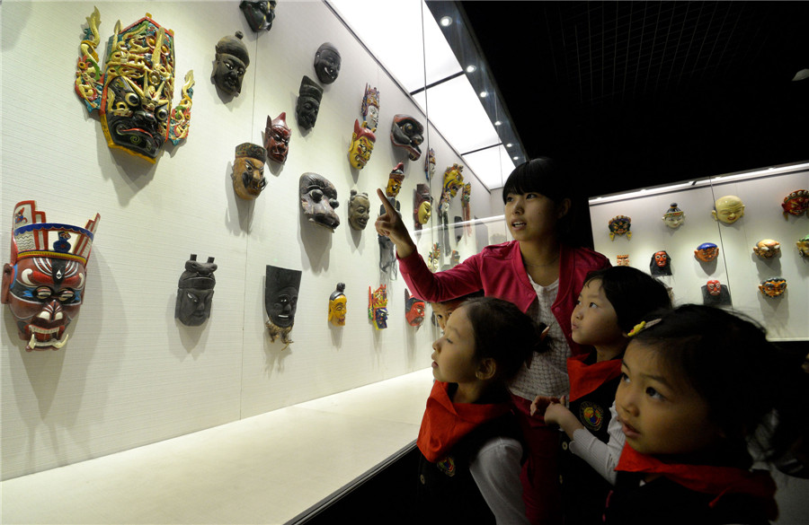 Exhibition showcases ancient art of Nuo opera