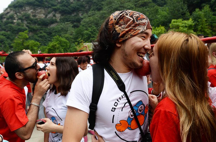 Lovers from silk road countries gather at Shaanxi's Shaohuashan Mountain