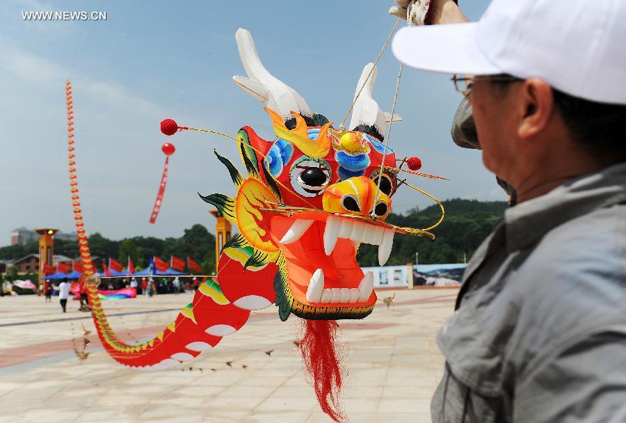 Kite festival kicks off in China's Nanchang