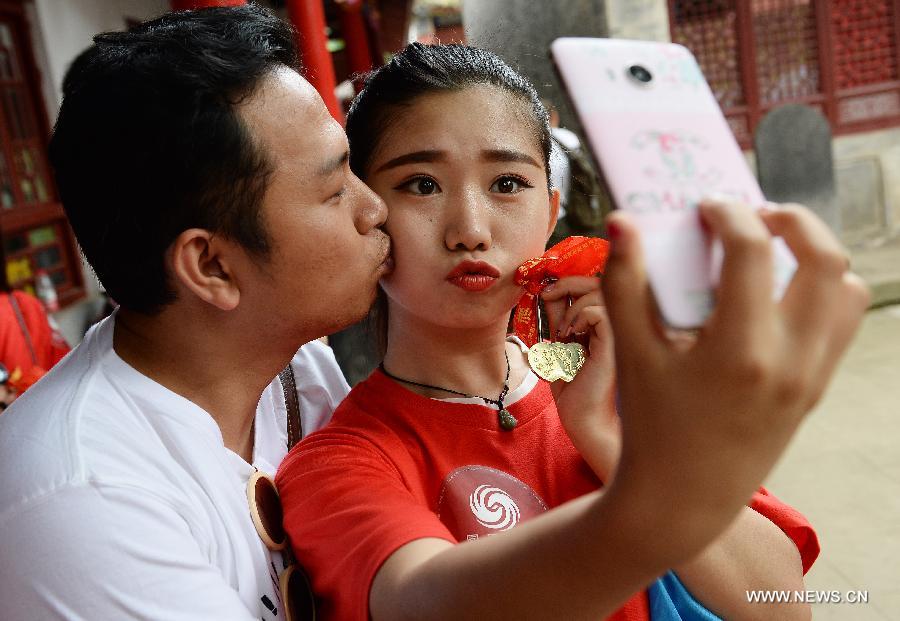 Lovers from silk road countries gather at Shaanxi's Shaohuashan Mountain