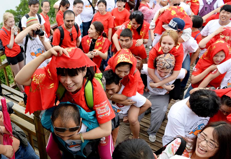 Lovers from silk road countries gather at Shaanxi's Shaohuashan Mountain