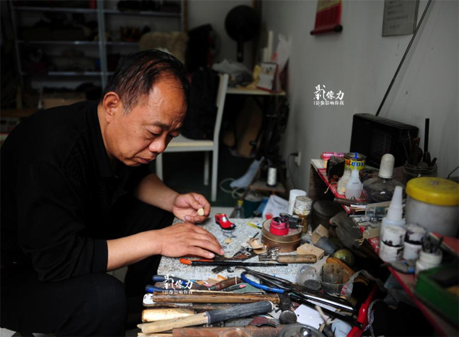 Shoemaker makes miniature leather shoes in Jinan