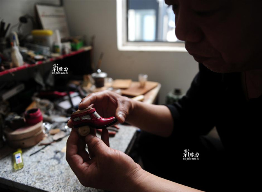 Shoemaker makes miniature leather shoes in Jinan