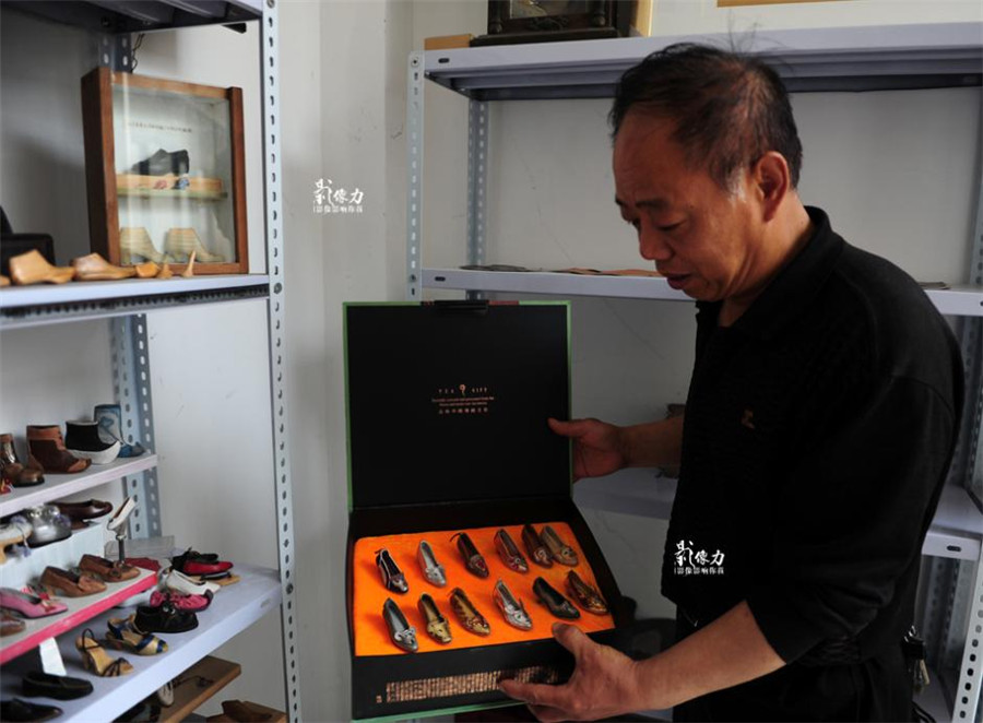 Shoemaker makes miniature leather shoes in Jinan