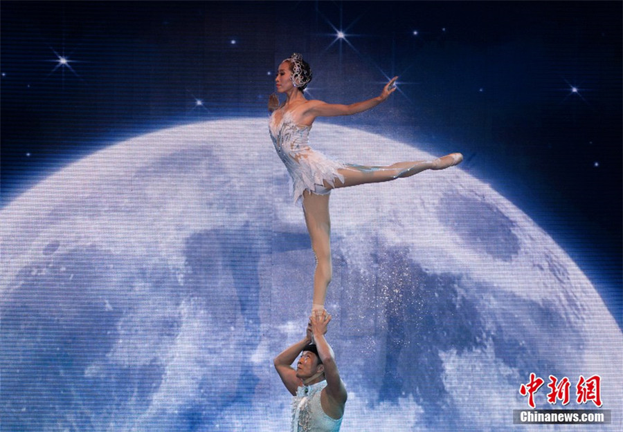 Chinese acrobatics amazes Milan Expo 2015