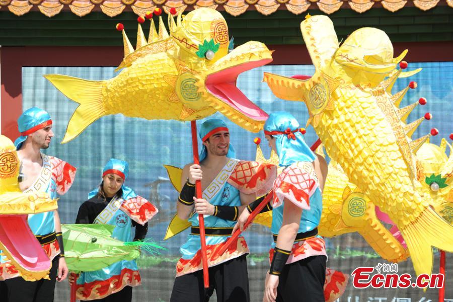 Italians perform Chinese fish lantern dance at Milan Expo